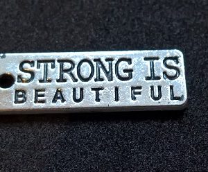 Hängsmycke Strong is beutiful